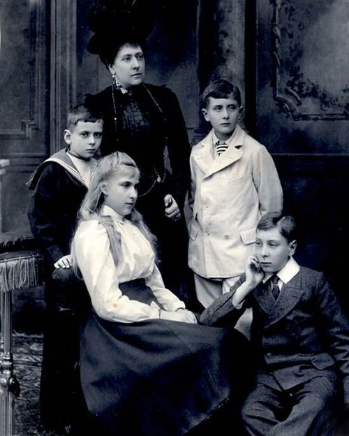 Princess Beatrice with children.jpg