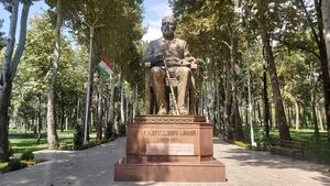Памятник Айни в Душанбе.jpg