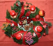 Рождественский венок (Германия) со всеми его традиционными атрибутами
