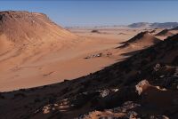 Gilf Kebir jan 2007 tourists valley.jpg