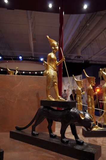 Toutankamon-expo 75 statues.JPG