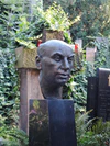 Jitka Malovaná; Busta Oldřicha Černíka, bronz 1995; Slavín, Praha-Vyšehrad.jpg