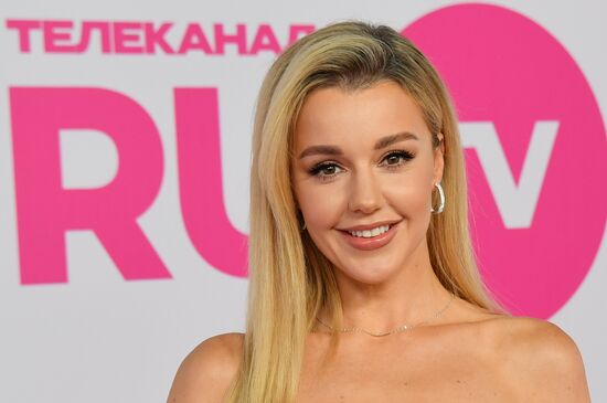 пискадағы шарлар Орыс порносы: Анасы ұлын көру үшін ваннаға кіреді