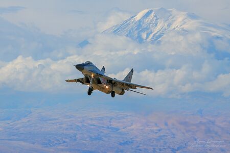 Посадка Российского МиГ-29 на фоне горы Арарат на авиабазу, 2016 год