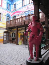 Красный рыцарь и двор дома 20 пр Кирова.JPG