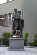 Памятник Бюльбюлю в Баку.jpg