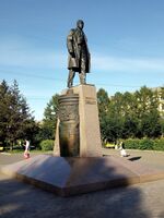 Памятник Дерунову в Рыбинске (вид слева).JPG
