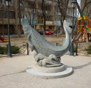 Скульптура Белуга Астрахань.jpg