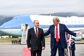 Встреча Путина и Трампа на лётном поле