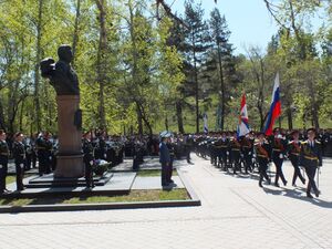 Воины Восточного военного округа на возложении венков к памятнику Маршалу Советского Союза Малиновскому, 9 мая 2014 г.