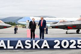 Истребители F-22 на лётном поле на встрече Путина и Трампа