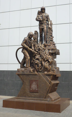 Памятник пожарным и спасателям Астрахань.jpg
