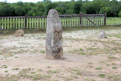 Центральный менгир в Ахуновском комплексе.jpg