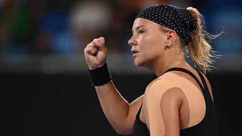 Диана Шнайдер сжимает кулак.png