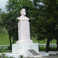 Памятник П. Сухову в селе Тюнгур