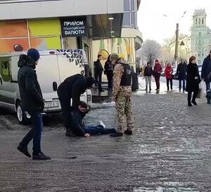 Украинские военкомы задерживают уклониста