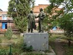 Памятник В.И. Ленин говорит с матросом.jpg