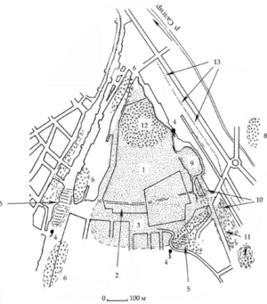 План Неаполя Скифского и его округи. 1 — городище, 2 — южная оборонительная стена, 3 — южный пригород, 4 — современные источники, 5 — древние водоёмы, 6 — западный некрополь, 7 — восточный некрополь, 8 — Битакский некрополь, 9, 10 — поселения I века, 11 — поселения кизил-кобинской культуры IX—VI вв. до н. э., 12 — поселения кизил-кобинской культуры конца IV — начала III в. до н. э., 13 — граница древнего паводка реки Салгир