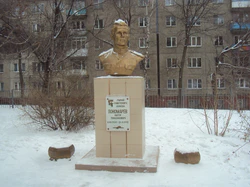 Памятник герою советского союза Пономареву П.Т.JPG