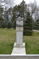 Бюст В. С. Пустовойта на аллее Славы КубГАУ.jpg