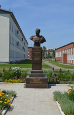 Памятник Покрышкину в КВВАУЛ.jpg