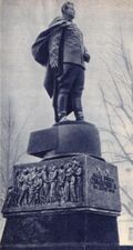 Памятник Черняховскому в Вильнюсе.jpg