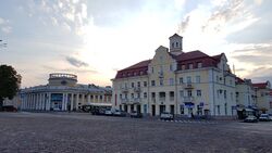 Дом гостиницы «Десна» (справа) и Дом кинотеатра «имени Щорса» (слева) (Чернигов).jpg