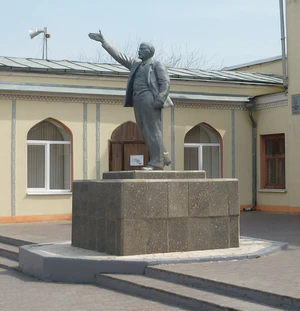 Памятник Ленину на железнодорожном вокзале Астрахань.jpg