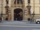 Вход в здание «Дакота», 72-я улица (West), Манхэттен, где в 1973—1980 годах жил Джон Леннон