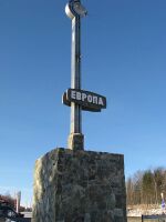 Стела на хребте Уралтау на автодороге M5 «Урал» 55°01′05″ с. ш. 59°44′05″ в. д.GЯO