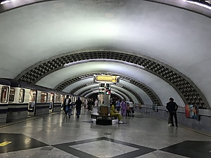 タシュケント地下鉄 ドゥストリク駅のホーム.jpg