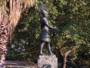 Памятник Фемистокла на набережной адмирала Миаулиса в Пирее