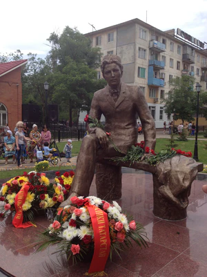 Габдулла Тукай памятник в Астрахани.jpg