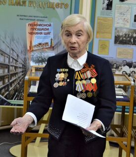 Нина Медынская выступает в библиотеке.jpg