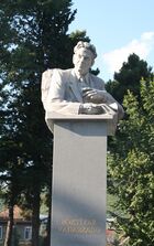 Памятник Бахтияру Вагабзаде в Шеки.jpg