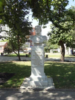 Бюст генерал-фельдмаршала Михаила Кутузова.jpg