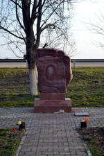 Памятник Герою Советского Союза Бреусу С. Л. в посёлке Белозерном (Краснодар).jpg