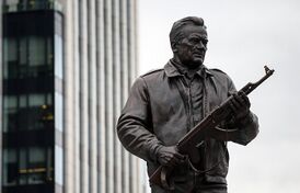 Памятник Михаилу Калашникову.jpg