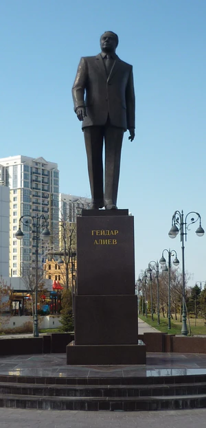 Памятник Алиеву Астрахань.jpg