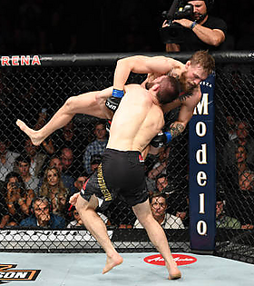 Хабиб Нурмагомедов переводит в партер Конора Макгрегора