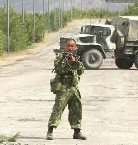 Тасболат Ибрашев на блокпосту по дороге в Цхинвал останавливает колонну грузинской военной техники (2008)