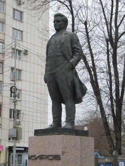 Памятник Кирову С М слева Саратов.JPG