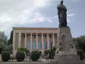 Памятник Физули перед зданием театра в Баку.jpg