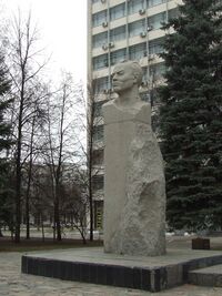 Памятник Худайбердину.JPG
