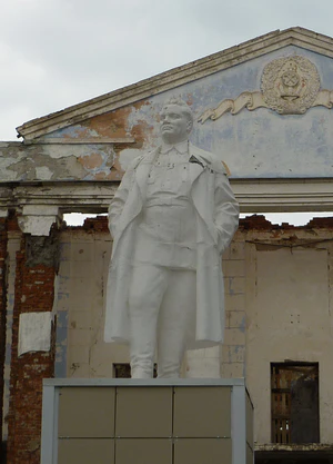 Памятник Кирову Трусово.jpg