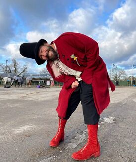 Евгений Чичваркин в красном.jpg