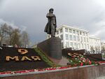 Памятник адмиралу Кузнецову в Архангельске.jpg