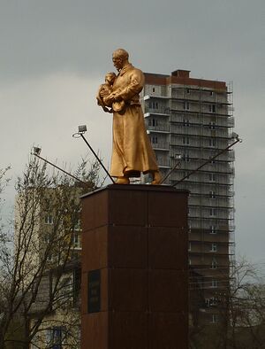Дзержинский с ребенком Астрахань.jpg