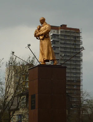 Дзержинский с ребенком Астрахань.jpg